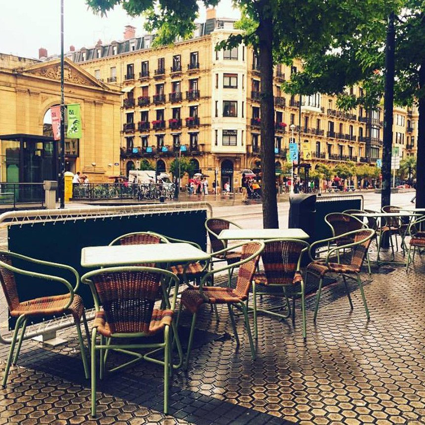 INSTALACIÓN MESA TRÉBOL Y SILLA CAPRI VINTAGE